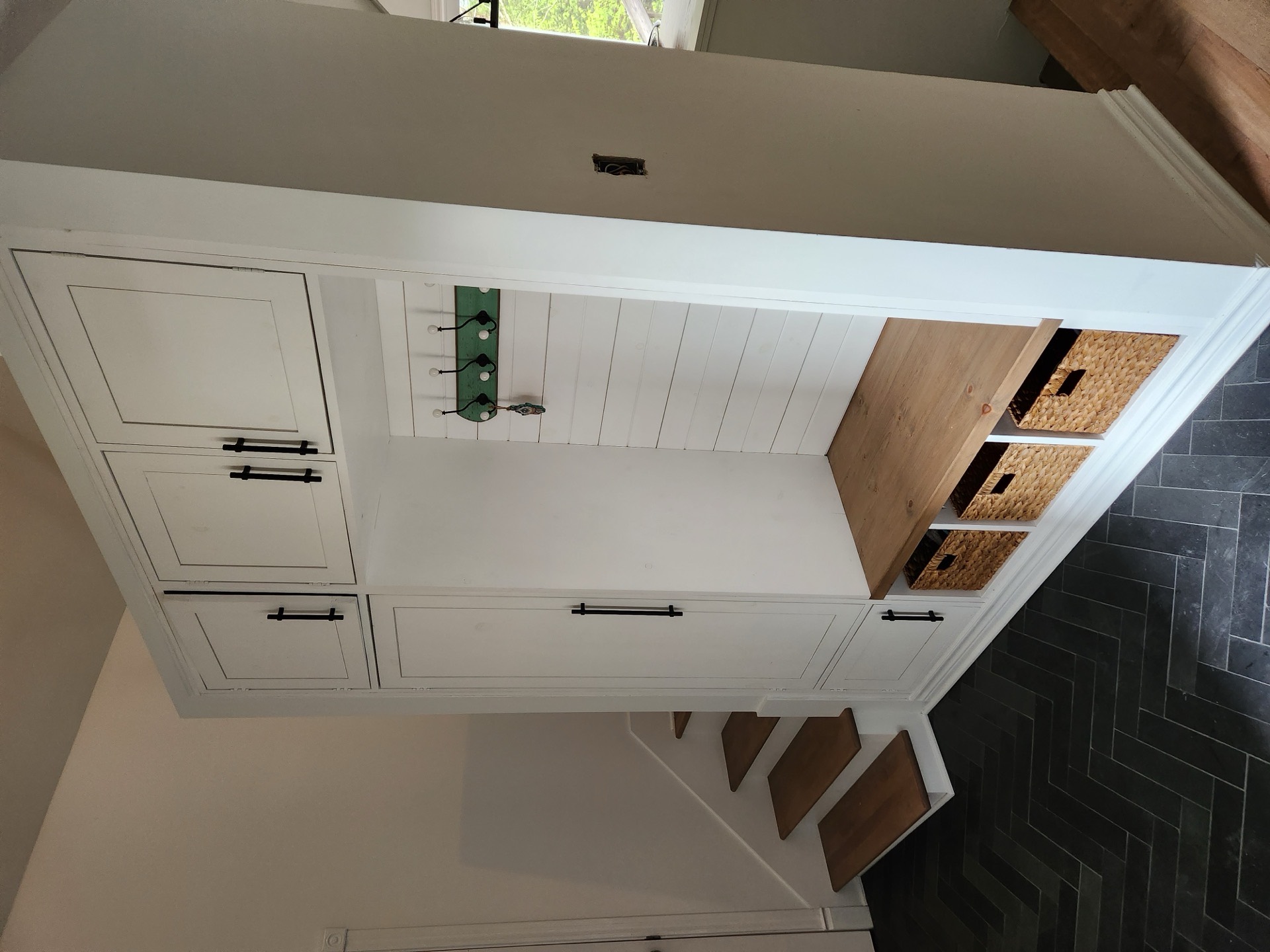 Vestiaire sur mesure construit par Les Installations DB, rangements et espace banc