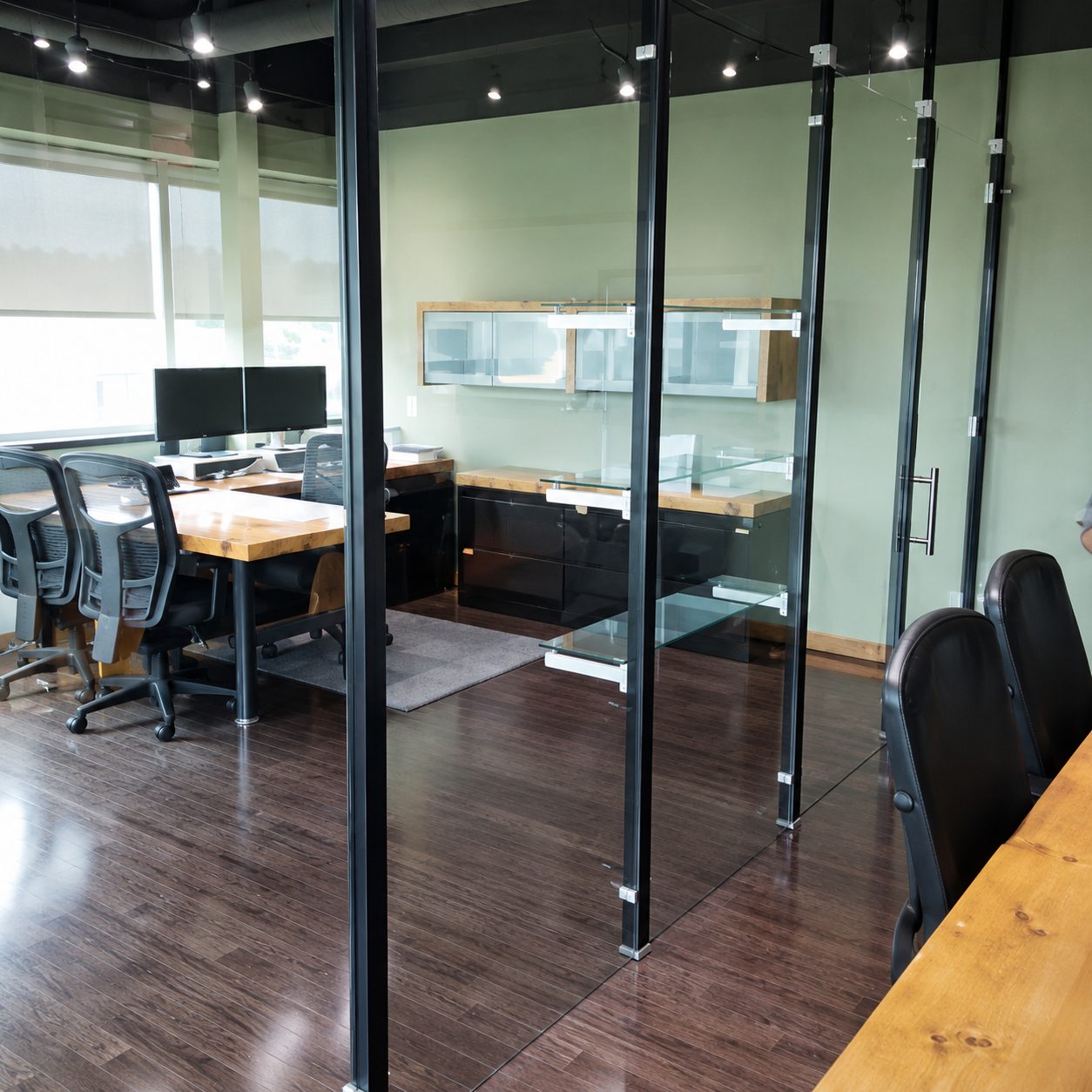 Cloisons de bureau en verre installées par Les Installations DB