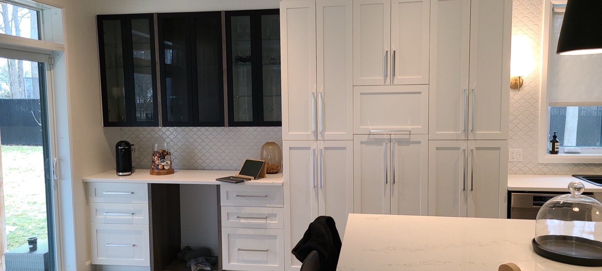 Mur de garde-manger et coin café par Les Installations DB
