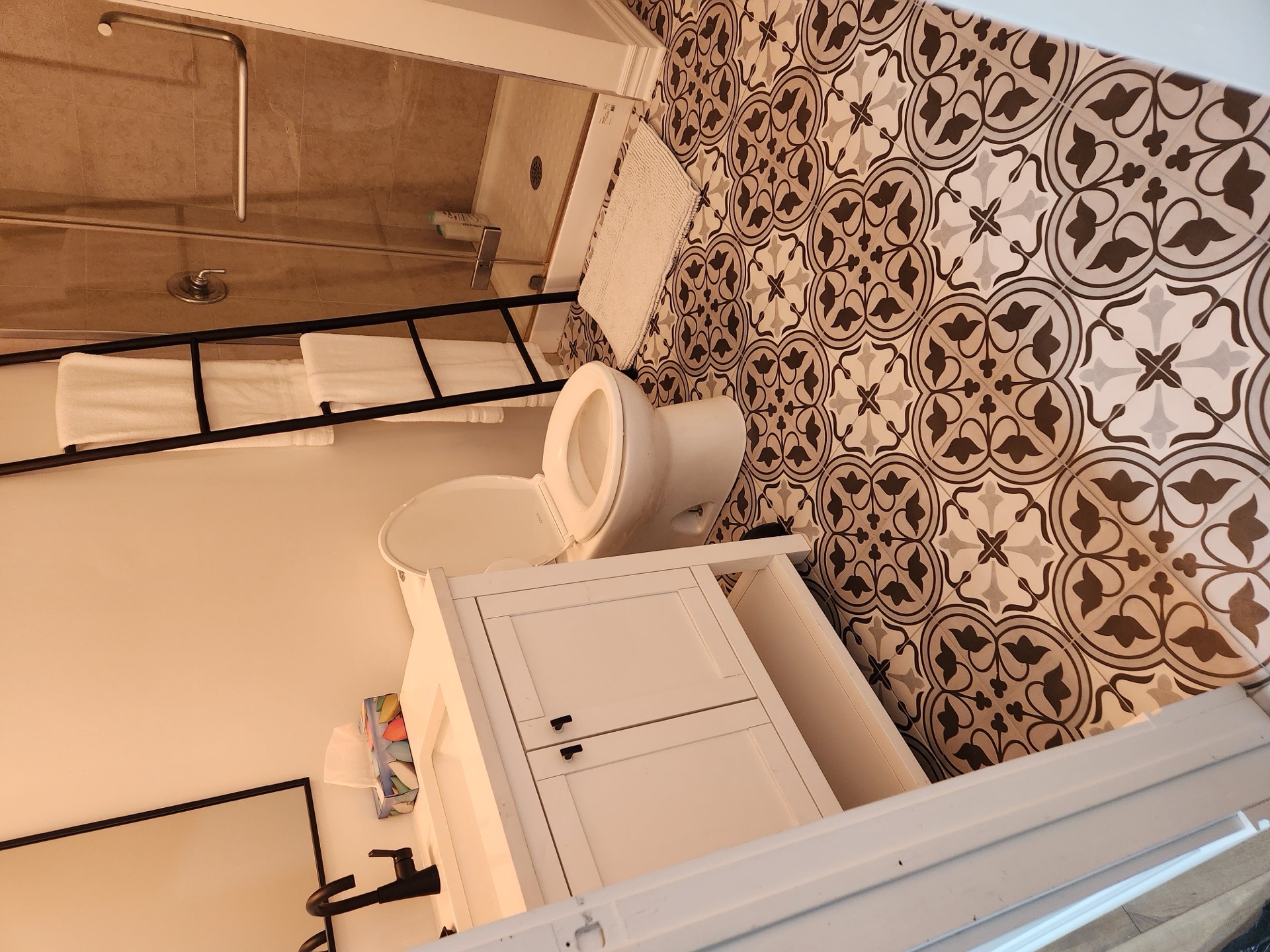 Salle de bain rénovée par Les Installations DB, plancher en tuiles à motifs et douche vitrée