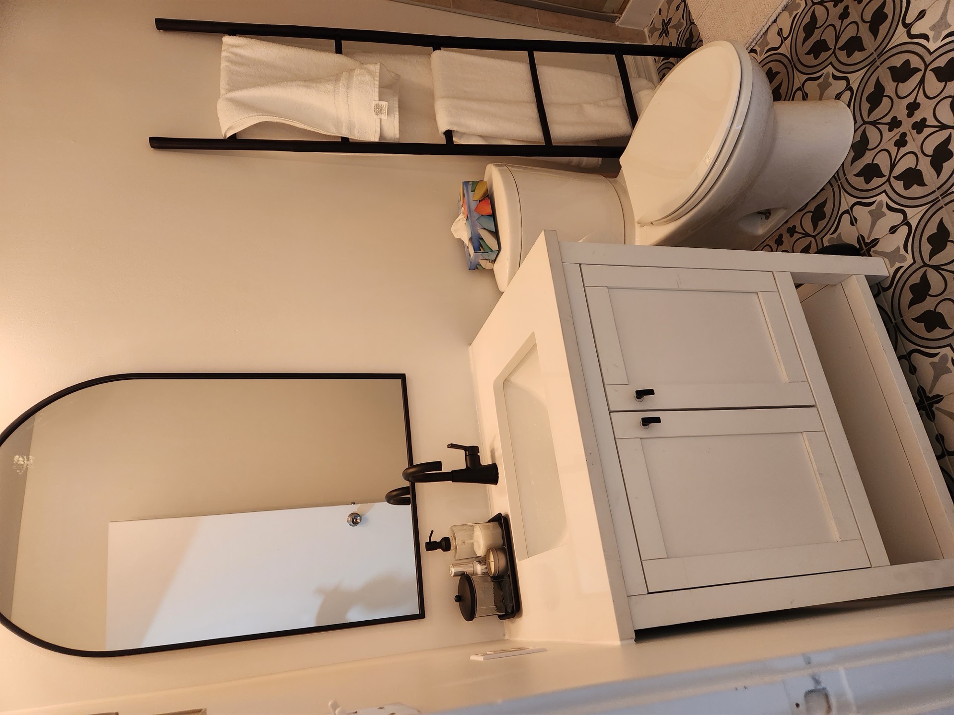 Vanité de salle de bain rénovée par Les Installations DB, miroir cintré