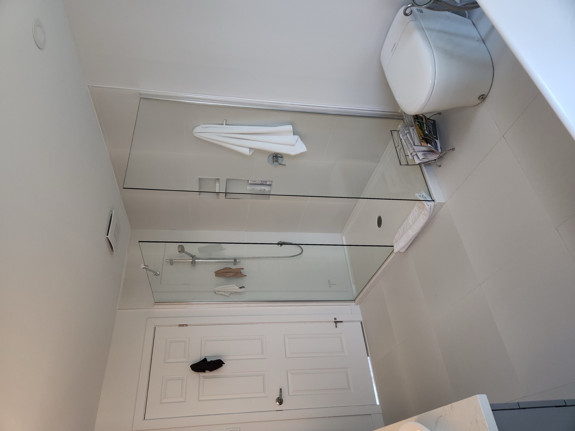 Douche vitrée rénovée par Les Installations DB