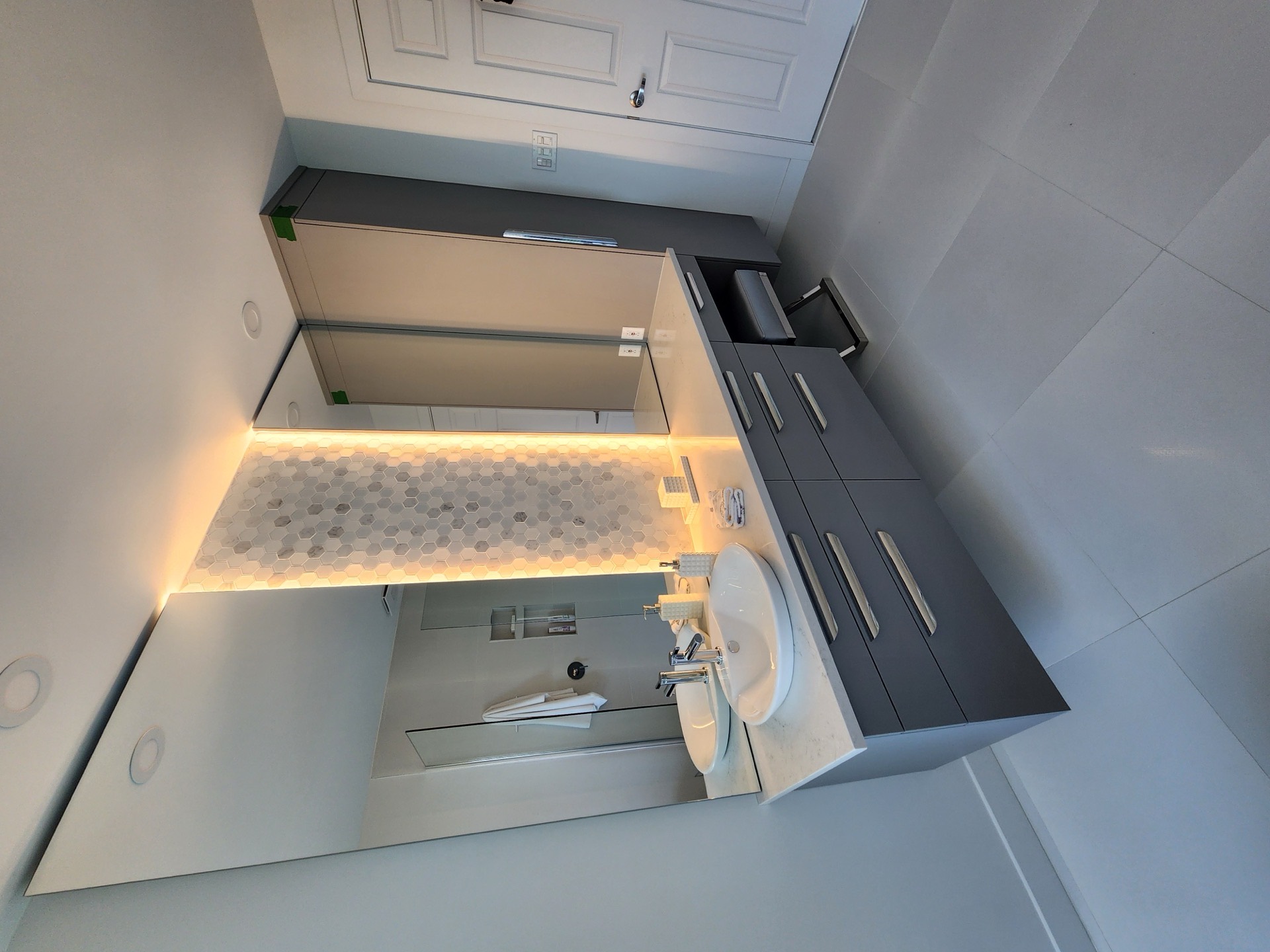 Vanité de salle de bain rénovée par Les Installations DB, vasque sur plan